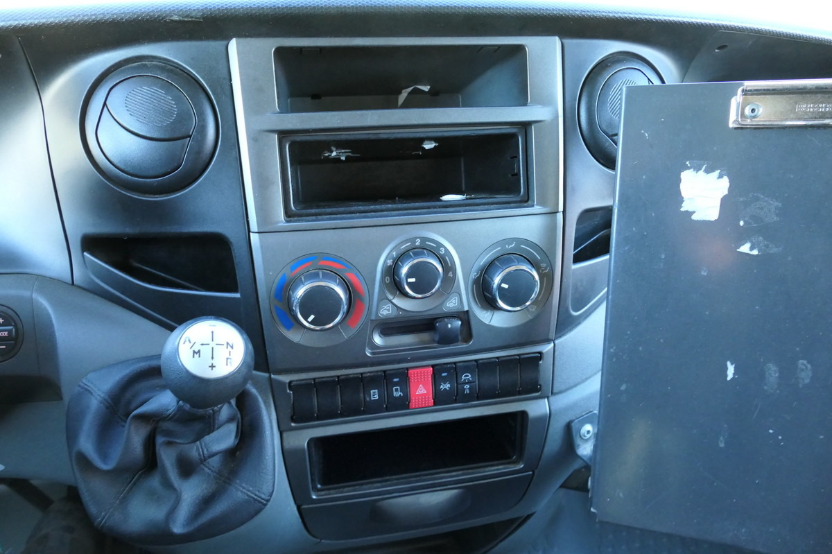 Furgoneta caja cerrada IVECO Daily 35 S11 C30C AUTOMATIK KAMERA Regale LUFT D: foto 10