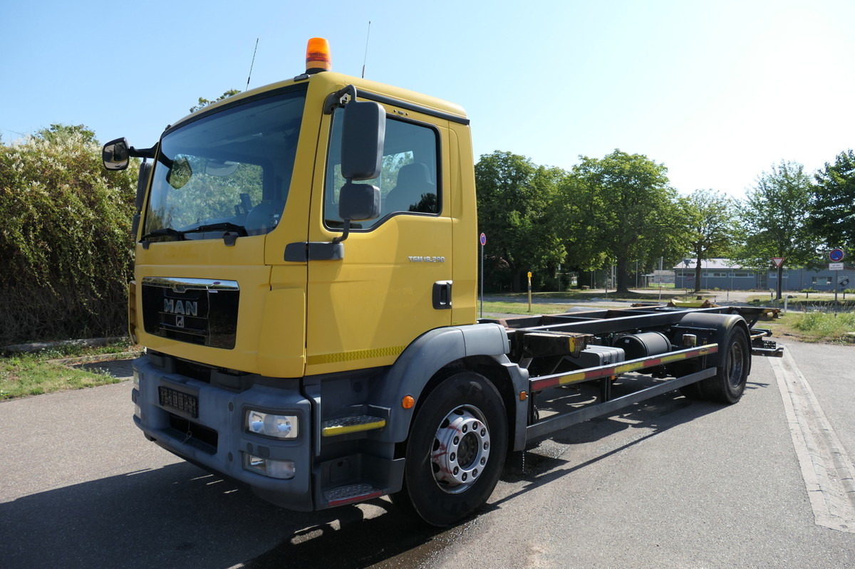 MAN TGM 18.290 LLLC Umsetzfahrzeug KLIMA AHK - Camión portacontenedore/ Intercambiable: foto 1 MAN TGM 18.290 LLLC Umsetzfahrzeug KLIMA AHK - Camión portacontenedore/ Intercambiable: foto 1