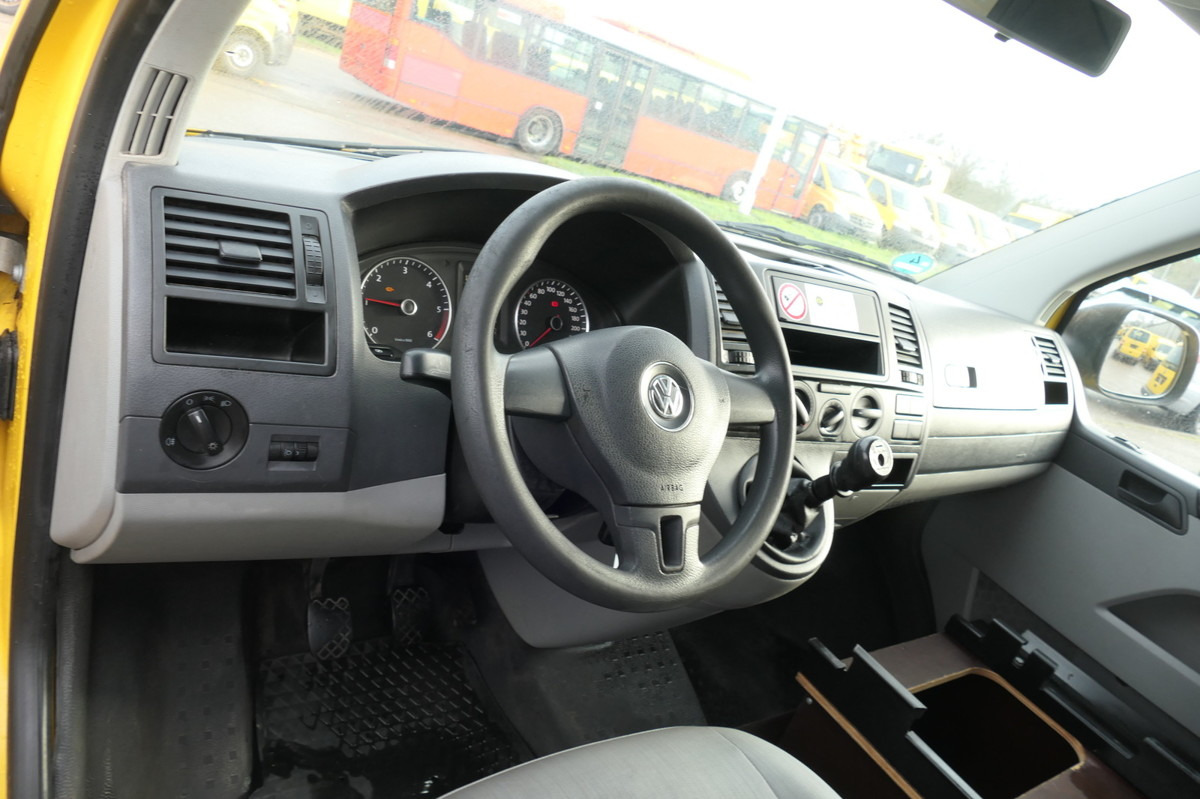 Foto del interior 1: Furgoneta pequeña VW T5 Transporter 2.0 TDI PARKTRONIK EURO-5 2xSCHIE