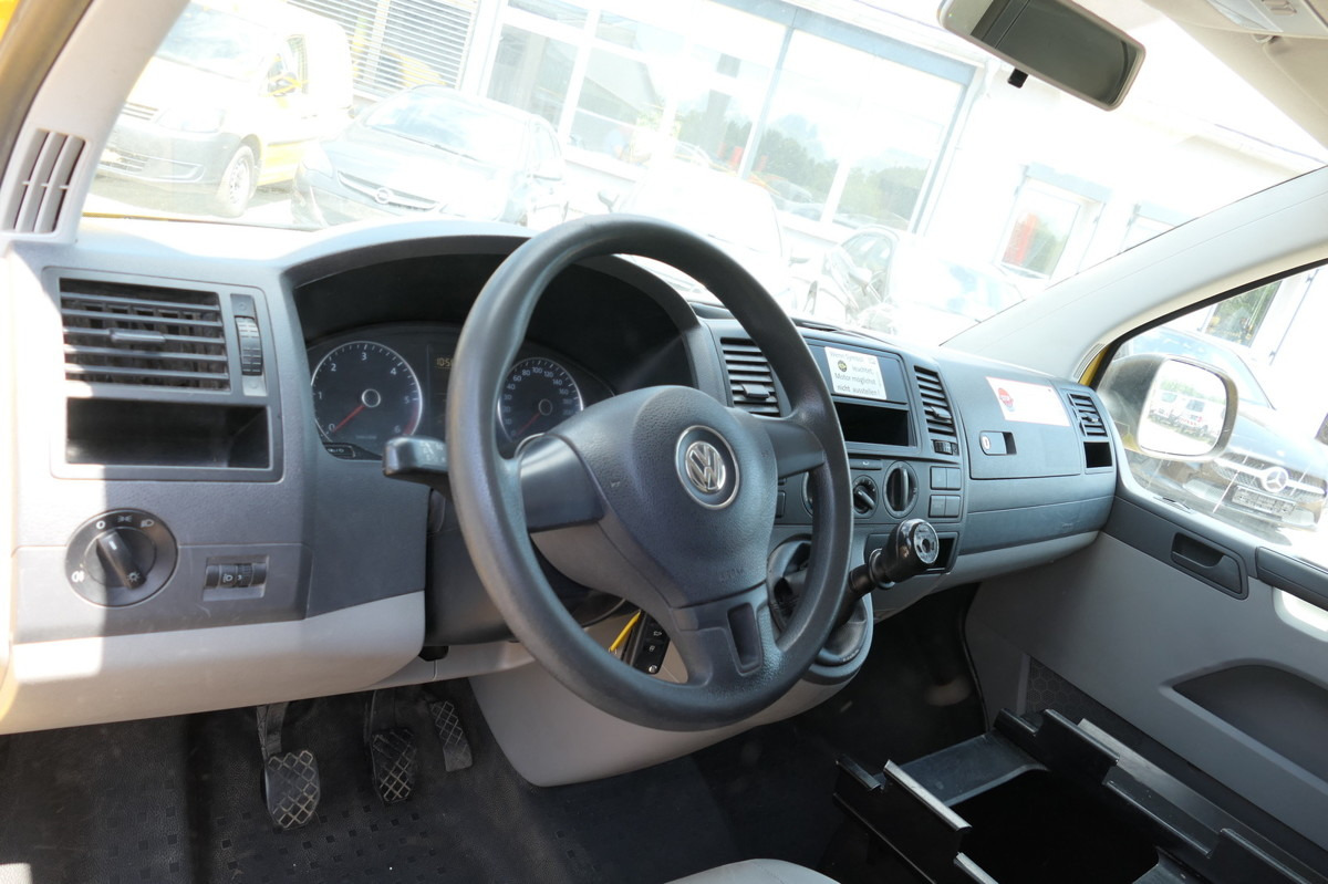 Foto del interior 1: Furgoneta pequeña VW T5 Transporter 2.0 TDI PARKTRONIK EURO5 2xSCHIEB