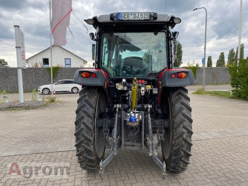 Massey Ferguson 5711 - Tractor: foto 4 Massey Ferguson 5711 - Tractor: foto 4