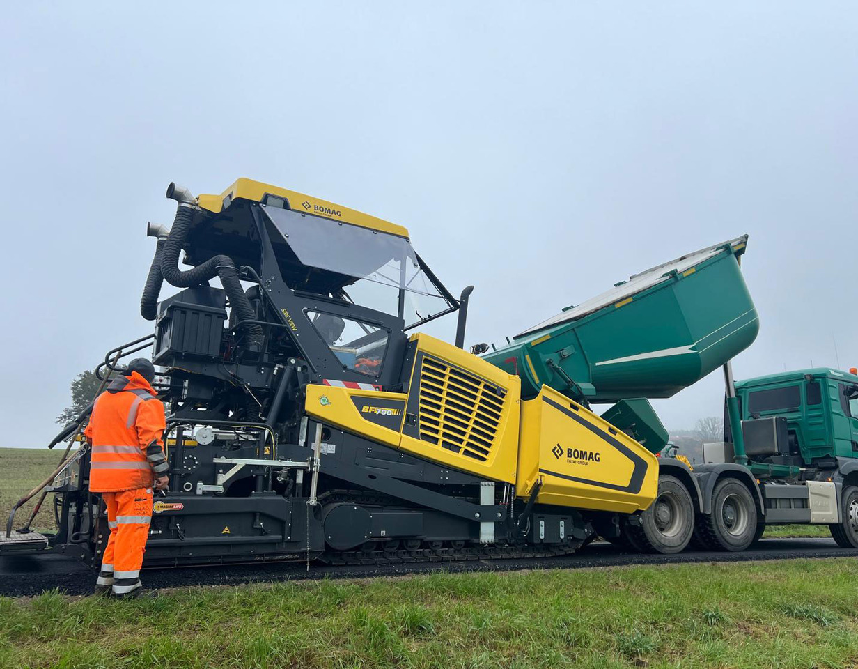 Bomag BF 700 C-3 - Pavimentadora de asfalto: foto 2 Bomag BF 700 C-3 - Pavimentadora de asfalto: foto 2