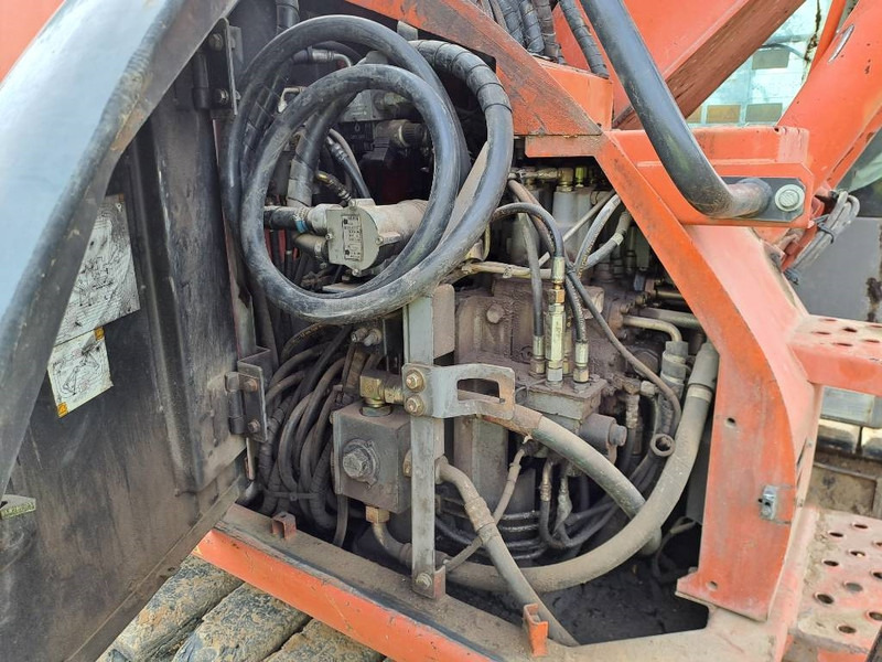 Excavadora de cadenas Hitachi ZX135US: foto 17