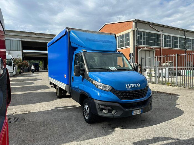 Iveco 35C16 - Furgoneta con caja de lona: foto 1 Iveco 35C16 - Furgoneta con caja de lona: foto 1