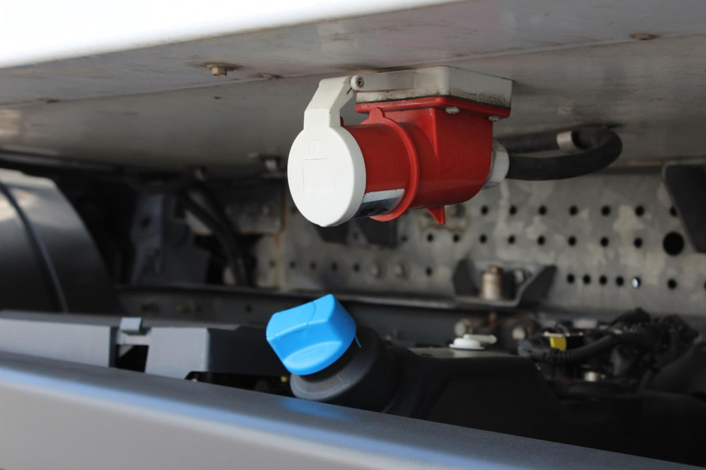 Mercedes-Benz Atego 1221 E6  TK T-800 R   Strom   Türen+LBW - Camión frigorífico: foto 4 Mercedes-Benz Atego 1221 E6  TK T-800 R   Strom   Türen+LBW - Camión frigorífico: foto 4