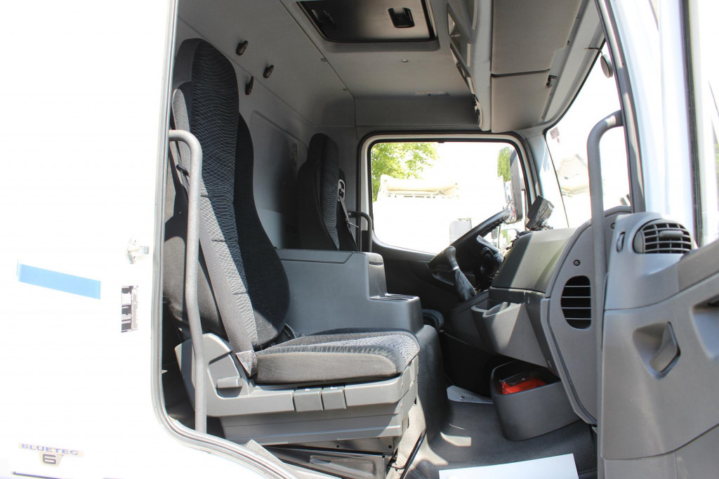 Mercedes-Benz Atego 1321 E6 Koffer Klima Kamera Schalter LBW - Camión caja cerrada: foto 4 Mercedes-Benz Atego 1321 E6 Koffer Klima Kamera Schalter LBW - Camión caja cerrada: foto 4