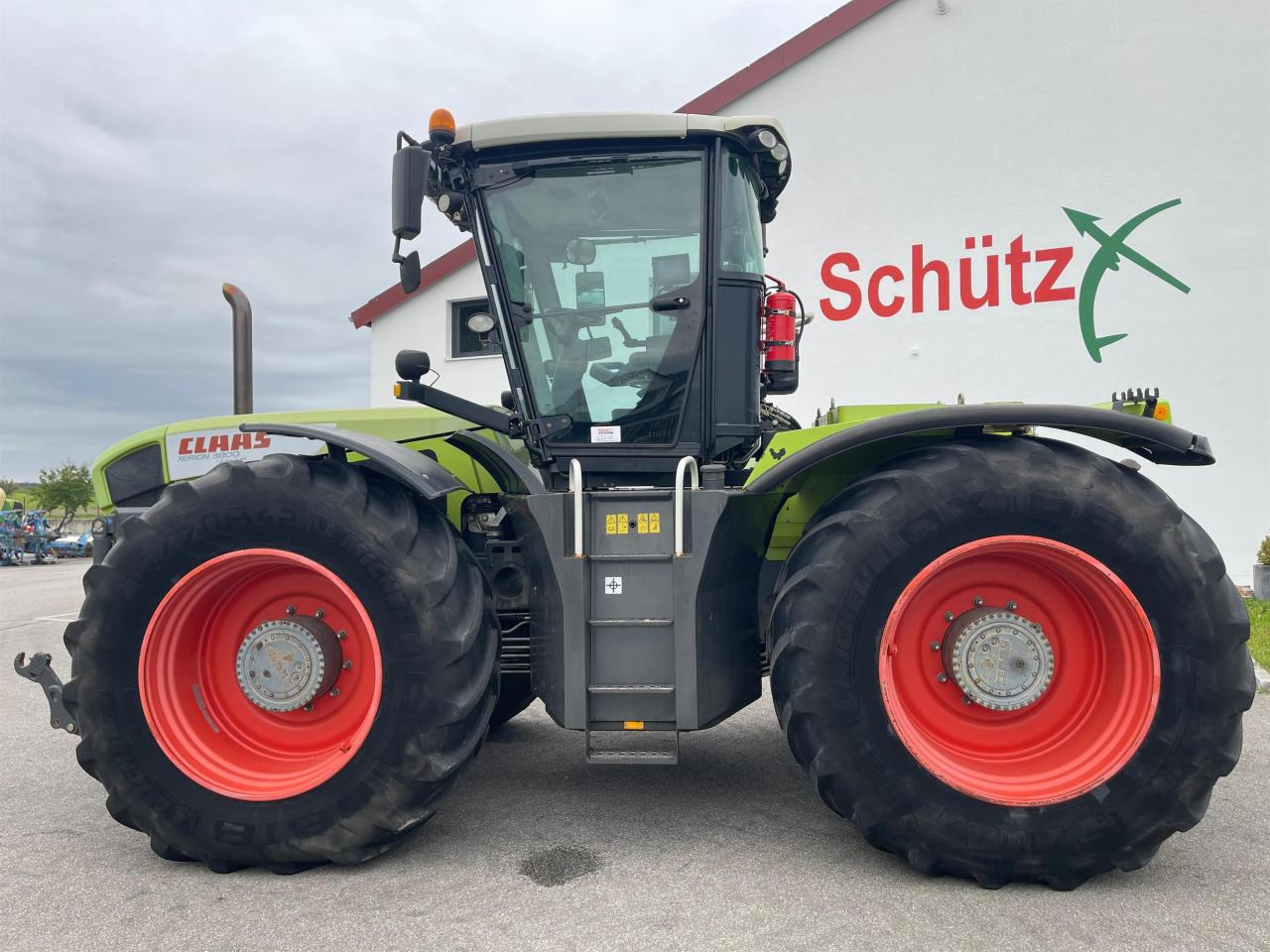 CLAAS Xerion 3800 Trac PTO mit GPS S3 mit Frontkraftheber und Heckzapfwelle, kommt vom Erstbesitzer, gepfl - Tractor: foto 5 CLAAS Xerion 3800 Trac PTO mit GPS S3 mit Frontkraftheber und Heckzapfwelle, kommt vom Erstbesitzer, gepfl - Tractor: foto 5