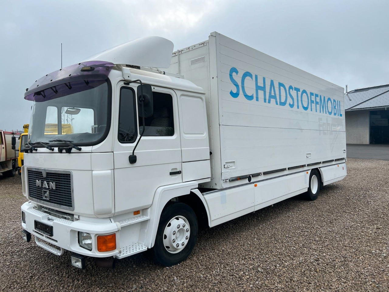 MAN 14.272 Schwenkwand / Schadstoffmobil MAN 14.272 Schwenkwand / Schadstoffmobil - Camión transporte de bebidas: foto 1 MAN 14.272 Schwenkwand / Schadstoffmobil MAN 14.272 Schwenkwand / Schadstoffmobil - Camión transporte de bebidas: foto 1