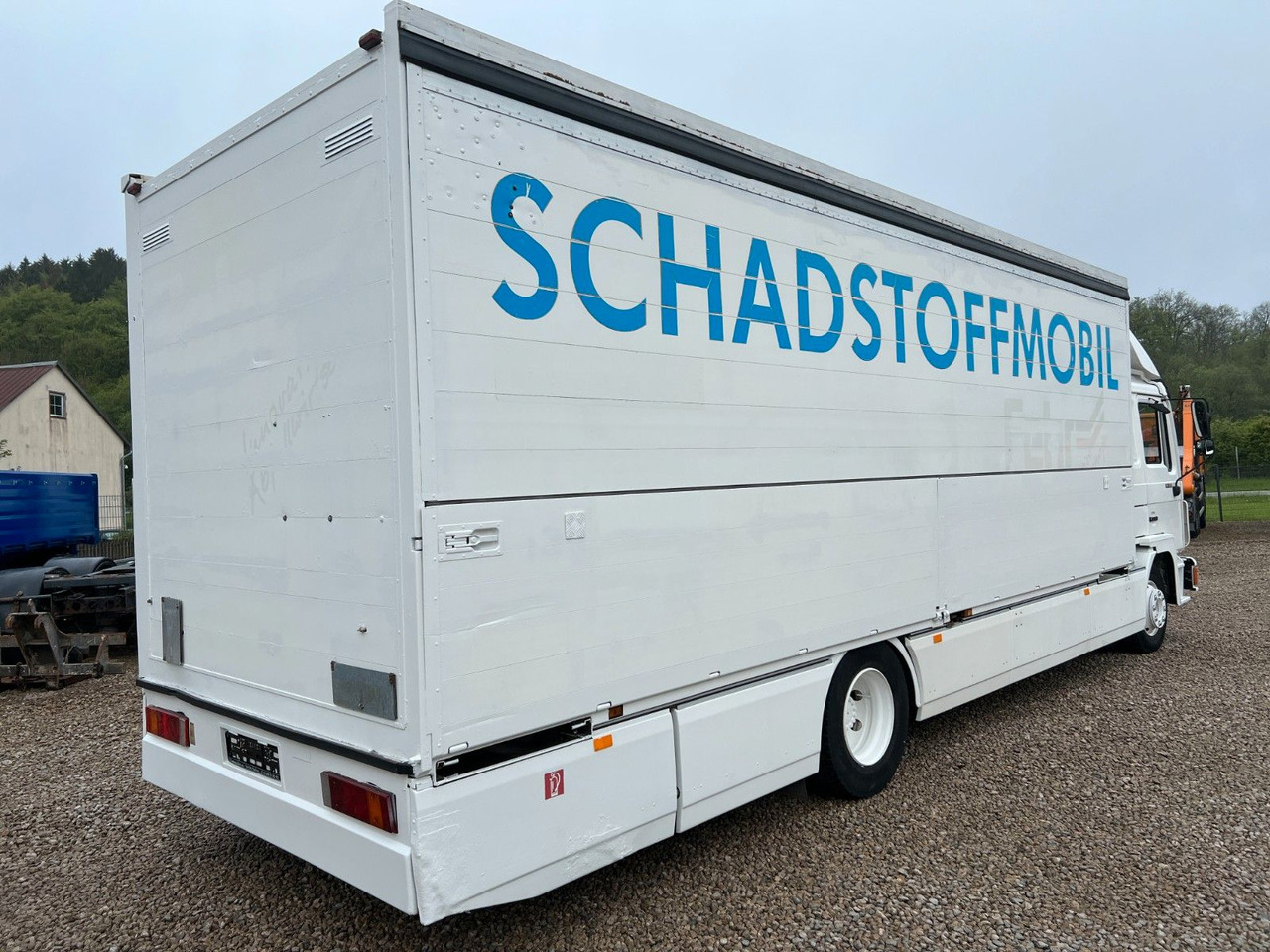 MAN 14.272 Schwenkwand / Schadstoffmobil MAN 14.272 Schwenkwand / Schadstoffmobil - Camión transporte de bebidas: foto 2 MAN 14.272 Schwenkwand / Schadstoffmobil MAN 14.272 Schwenkwand / Schadstoffmobil - Camión transporte de bebidas: foto 2
