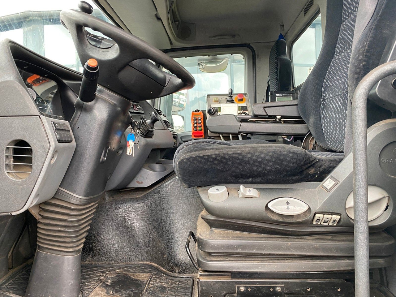 Mercedes-Benz Actros 2532 MP3 6x2 Hydraulik, 10 x am Lager Mercedes-Benz Actros 2532 MP3 6x2 Hydraulik, 10 x am Lager - Camión chasis: foto 2 Mercedes-Benz Actros 2532 MP3 6x2 Hydraulik, 10 x am Lager Mercedes-Benz Actros 2532 MP3 6x2 Hydraulik, 10 x am Lager - Camión chasis: foto 2