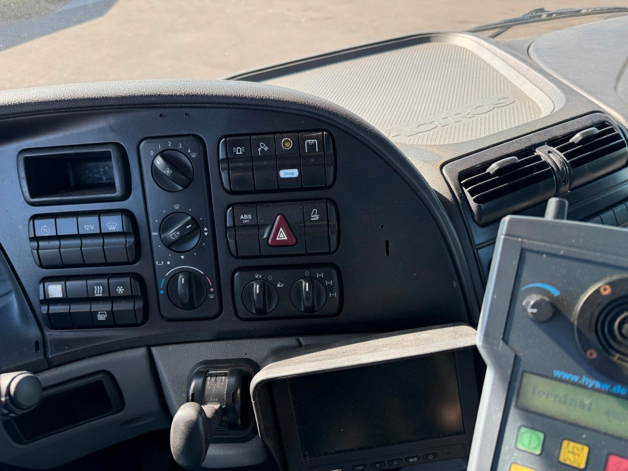 Mercedes-Benz Actros 3341 6x6 Kipperfahrgestell mit Zylinder - Camión chasis: foto 4 Mercedes-Benz Actros 3341 6x6 Kipperfahrgestell mit Zylinder - Camión chasis: foto 4