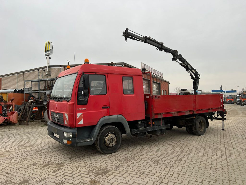 MAN LE 12.225 LC Pritsche Heckkran 6 Zylinder Doka Topzust - Camión caja abierta, Camión grúa: foto 1 MAN LE 12.225 LC Pritsche Heckkran 6 Zylinder Doka Topzust - Camión caja abierta, Camión grúa: foto 1