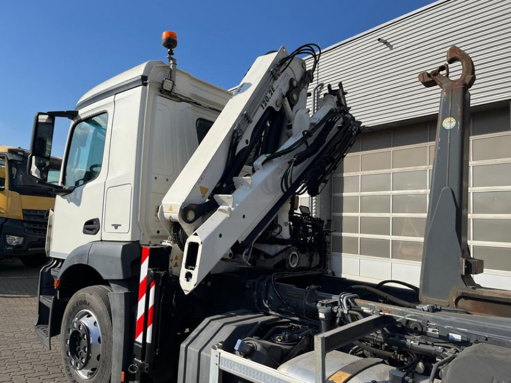 MERCEDES-BENZ Antos 2543 L 6x2 Abrollkipper mit Kran Funk+Greiferst. - Camión multibasculante, Camión grúa: foto 4 MERCEDES-BENZ Antos 2543 L 6x2 Abrollkipper mit Kran Funk+Greiferst. - Camión multibasculante, Camión grúa: foto 4