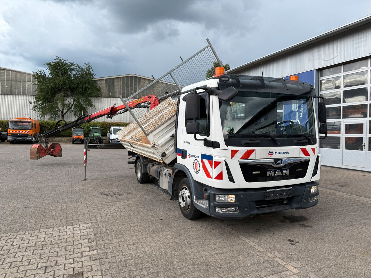 MAN TGL 8.220 4x2 Kipper Kran Palfinger 7.001-K A - Volquete furgoneta: foto 2 MAN TGL 8.220 4x2 Kipper Kran Palfinger 7.001-K A - Volquete furgoneta: foto 2