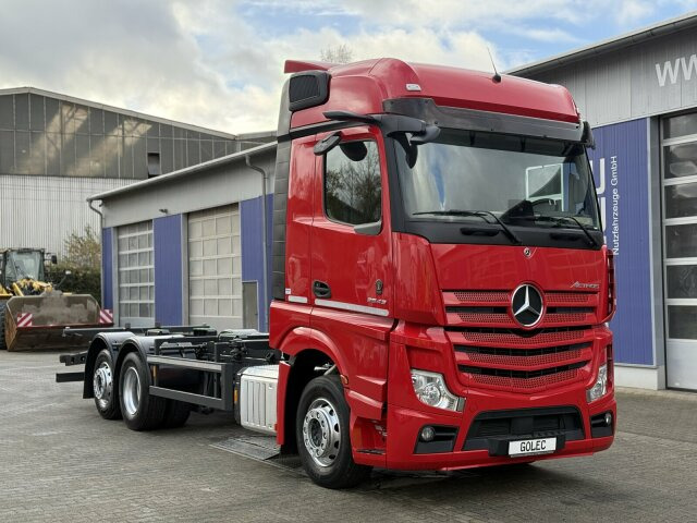 Mercedes-Benz ACTROS 2543 6x2 Wechselaufbau BDF AHK 2 Betten - Camión portacontenedore/ Intercambiable: foto 1 Mercedes-Benz ACTROS 2543 6x2 Wechselaufbau BDF AHK 2 Betten - Camión portacontenedore/ Intercambiable: foto 1