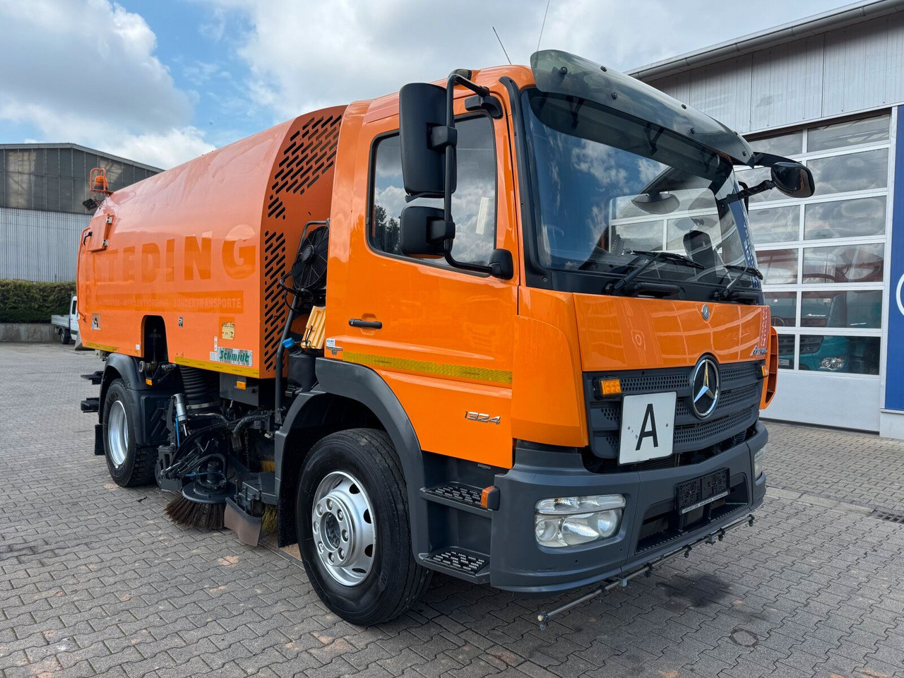Mercedes-Benz Atego 1324 4x2 Kehrmaschine Schmidt SKF S7B 7 m³ - Barredora vial: foto 1 Mercedes-Benz Atego 1324 4x2 Kehrmaschine Schmidt SKF S7B 7 m³ - Barredora vial: foto 1