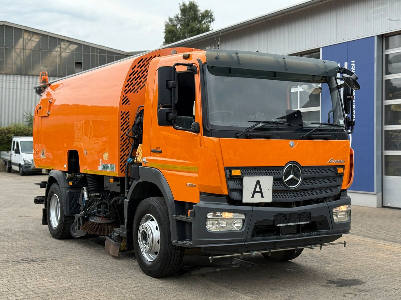Mercedes-Benz Atego 1324 4x2 Kehrmaschine Schmidt SKF S7B 7 m³ - Barredora vial: foto 1 Mercedes-Benz Atego 1324 4x2 Kehrmaschine Schmidt SKF S7B 7 m³ - Barredora vial: foto 1