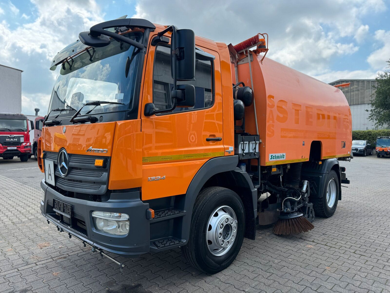 Mercedes-Benz Atego 1324 4x2 Kehrmaschine Schmidt SKF S7B 7 m³ - Barredora vial: foto 2 Mercedes-Benz Atego 1324 4x2 Kehrmaschine Schmidt SKF S7B 7 m³ - Barredora vial: foto 2