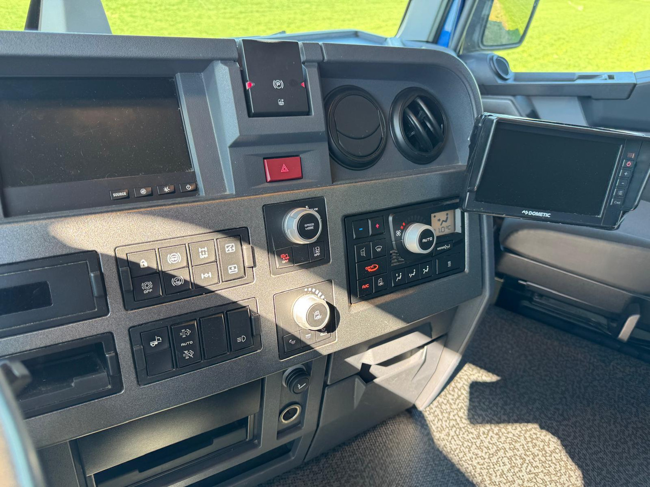 Camión caja cerrada RENAULT T380: foto 27