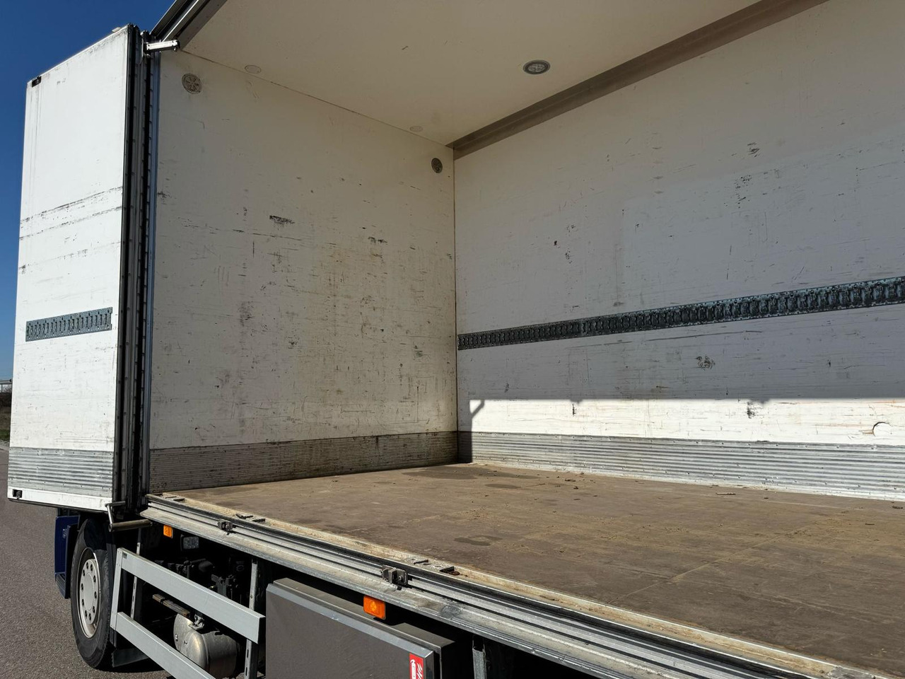 Camión caja cerrada RENAULT T380: foto 10