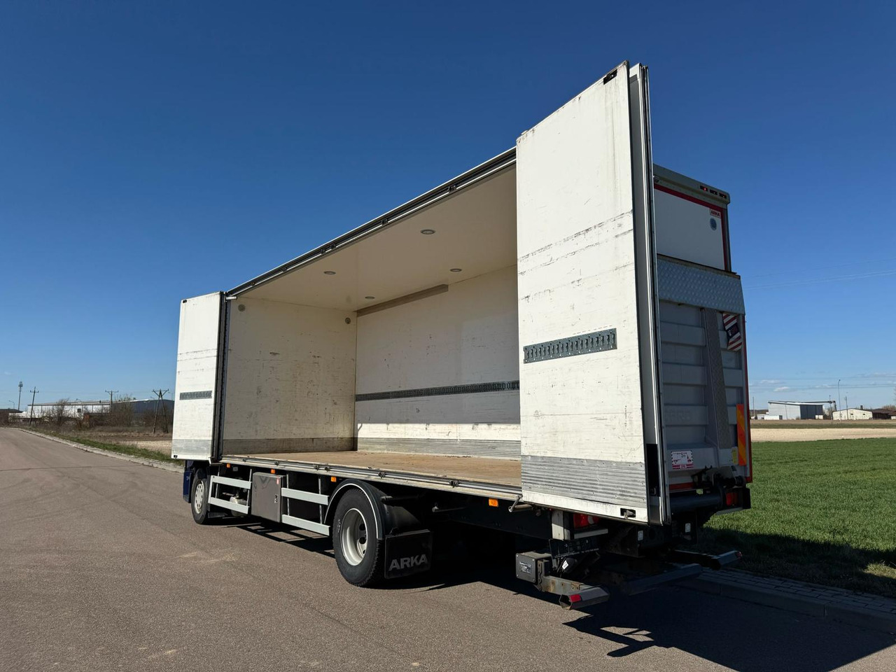 Camión caja cerrada RENAULT T380: foto 11