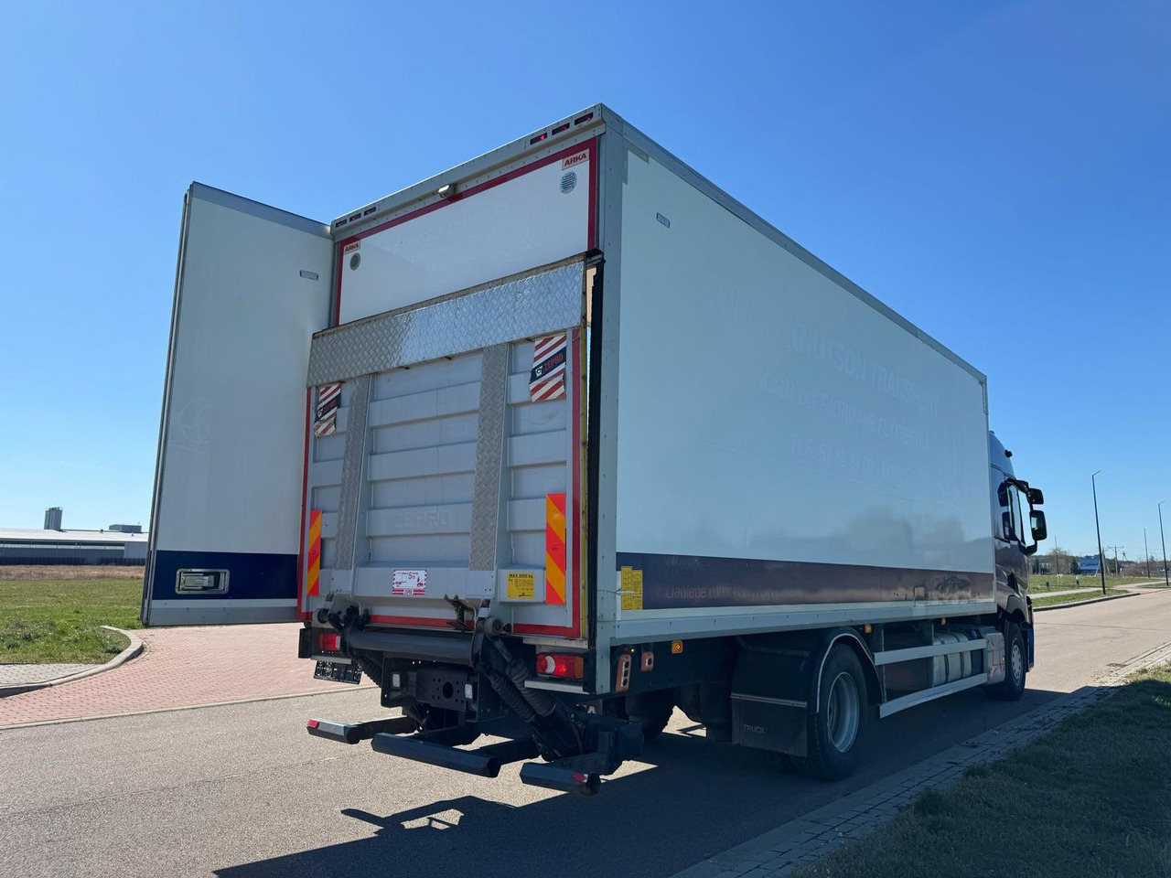 Camión caja cerrada RENAULT T380: foto 12