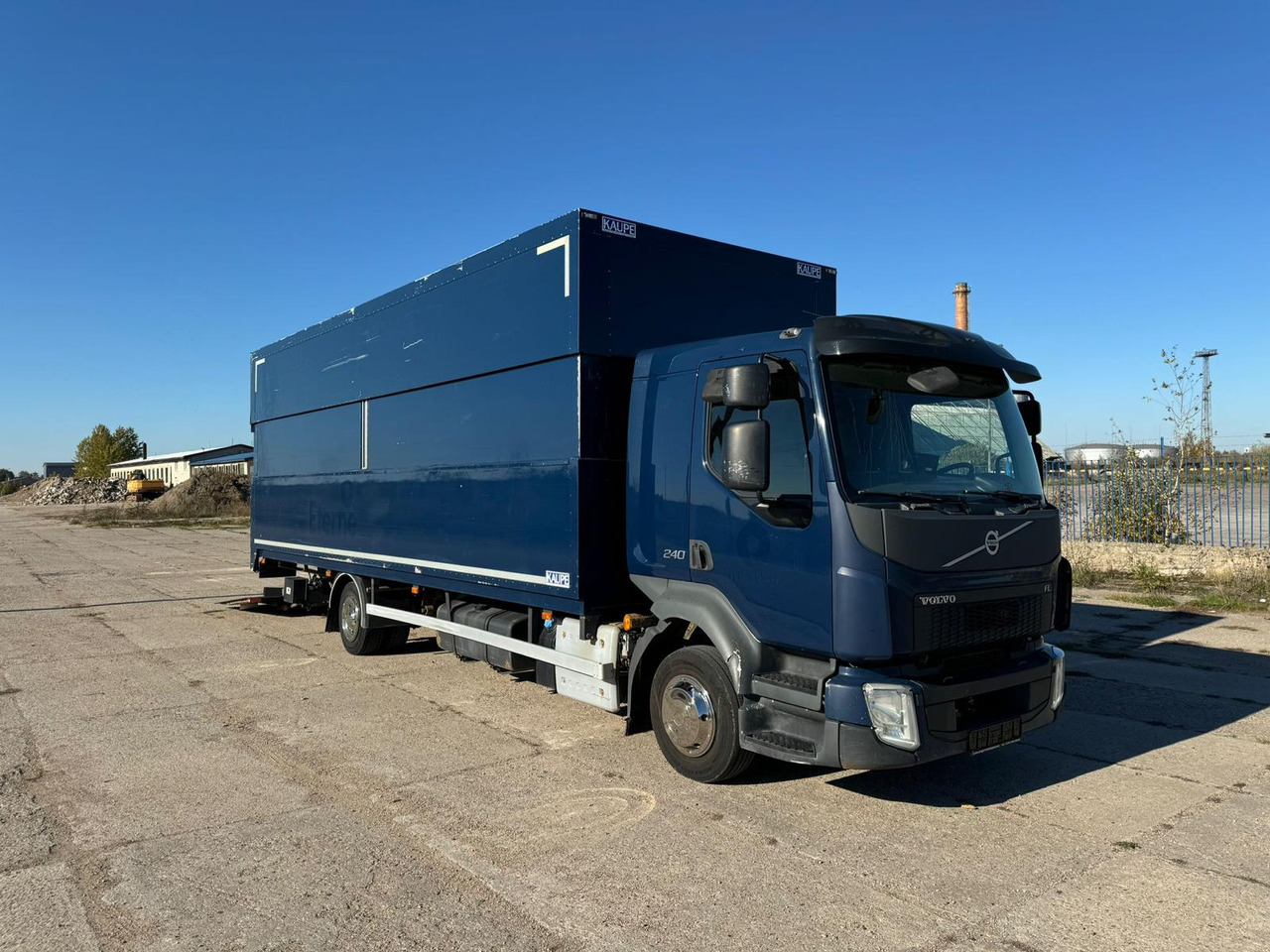 VOLVO FL 240 - Camión caja cerrada: foto 1 VOLVO FL 240 - Camión caja cerrada: foto 1