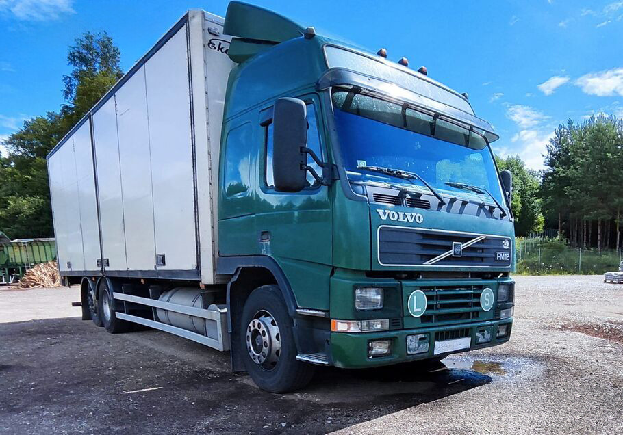 VOLVO FM12 - Camión caja cerrada: foto 1 VOLVO FM12 - Camión caja cerrada: foto 1