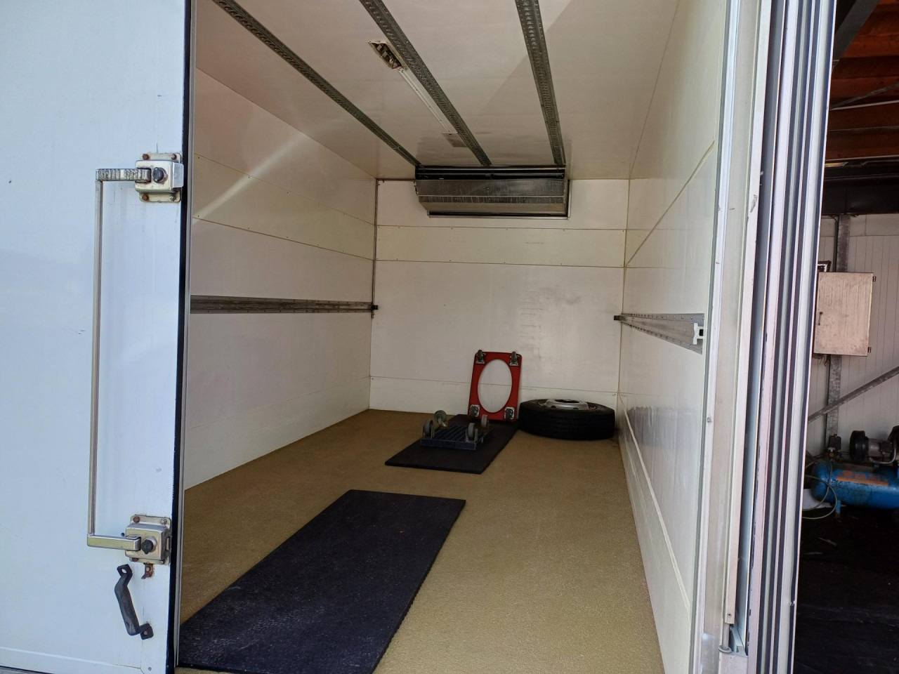 MERCEDES-BENZ 816 Euro5 AHK Luftfeder - Camión frigorífico: foto 3 MERCEDES-BENZ 816 Euro5 AHK Luftfeder - Camión frigorífico: foto 3