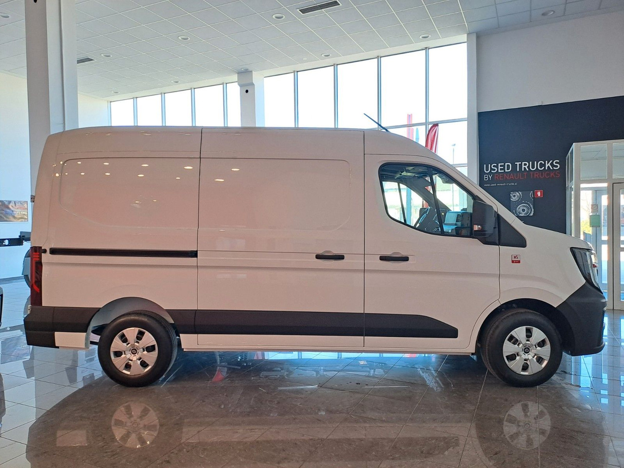 Renault Master L2H2 150 - NAV Klimaaut. Holzb. 270° - Furgón: foto 3 Renault Master L2H2 150 - NAV Klimaaut. Holzb. 270° - Furgón: foto 3