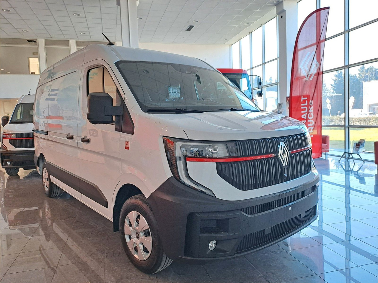 Renault Master L2H2 150 - NAV Klimaaut. Holzb. 270° - Furgón: foto 2 Renault Master L2H2 150 - NAV Klimaaut. Holzb. 270° - Furgón: foto 2