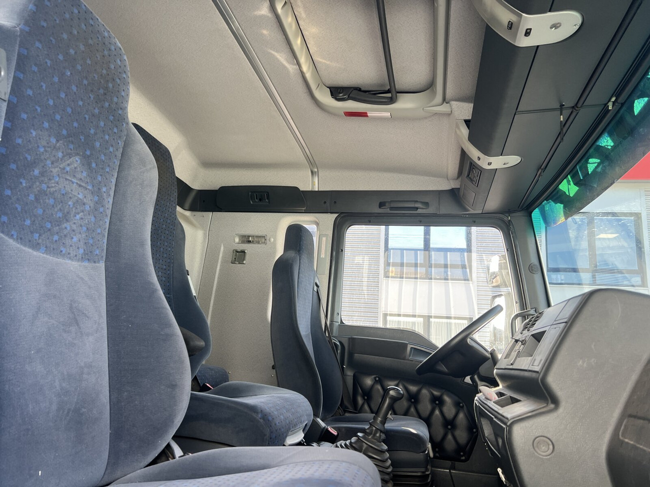 MAN TGA 18.350 4x2 LL TGA 18.350 4x2 LL, Fahrschulausstattung - Camión: foto 4 MAN TGA 18.350 4x2 LL TGA 18.350 4x2 LL, Fahrschulausstattung - Camión: foto 4