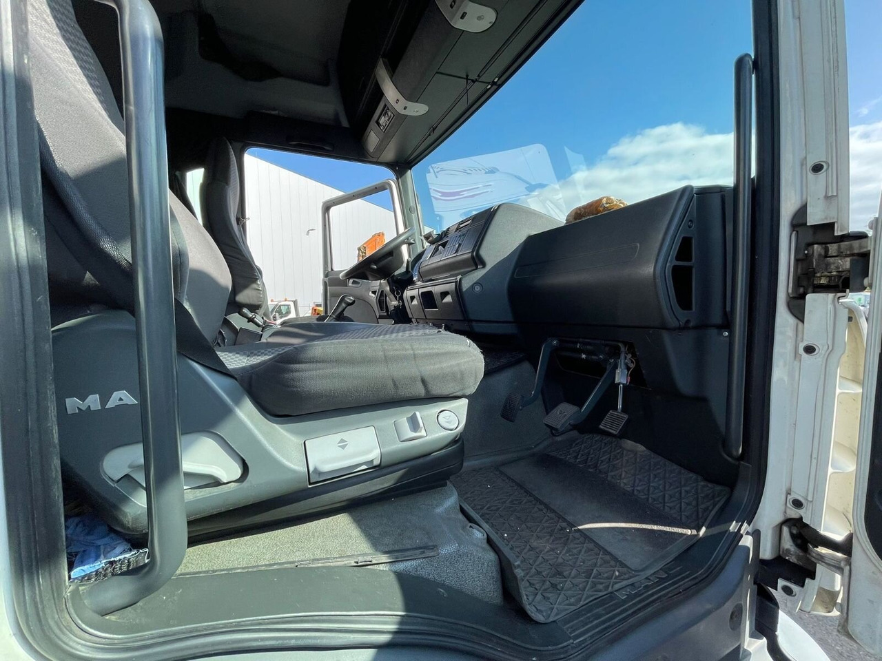 MAN TGM 18.330 4X2 LL TGM 18.330 4X2 LL, Fahrschulausstattung - Camión: foto 5 MAN TGM 18.330 4X2 LL TGM 18.330 4X2 LL, Fahrschulausstattung - Camión: foto 5
