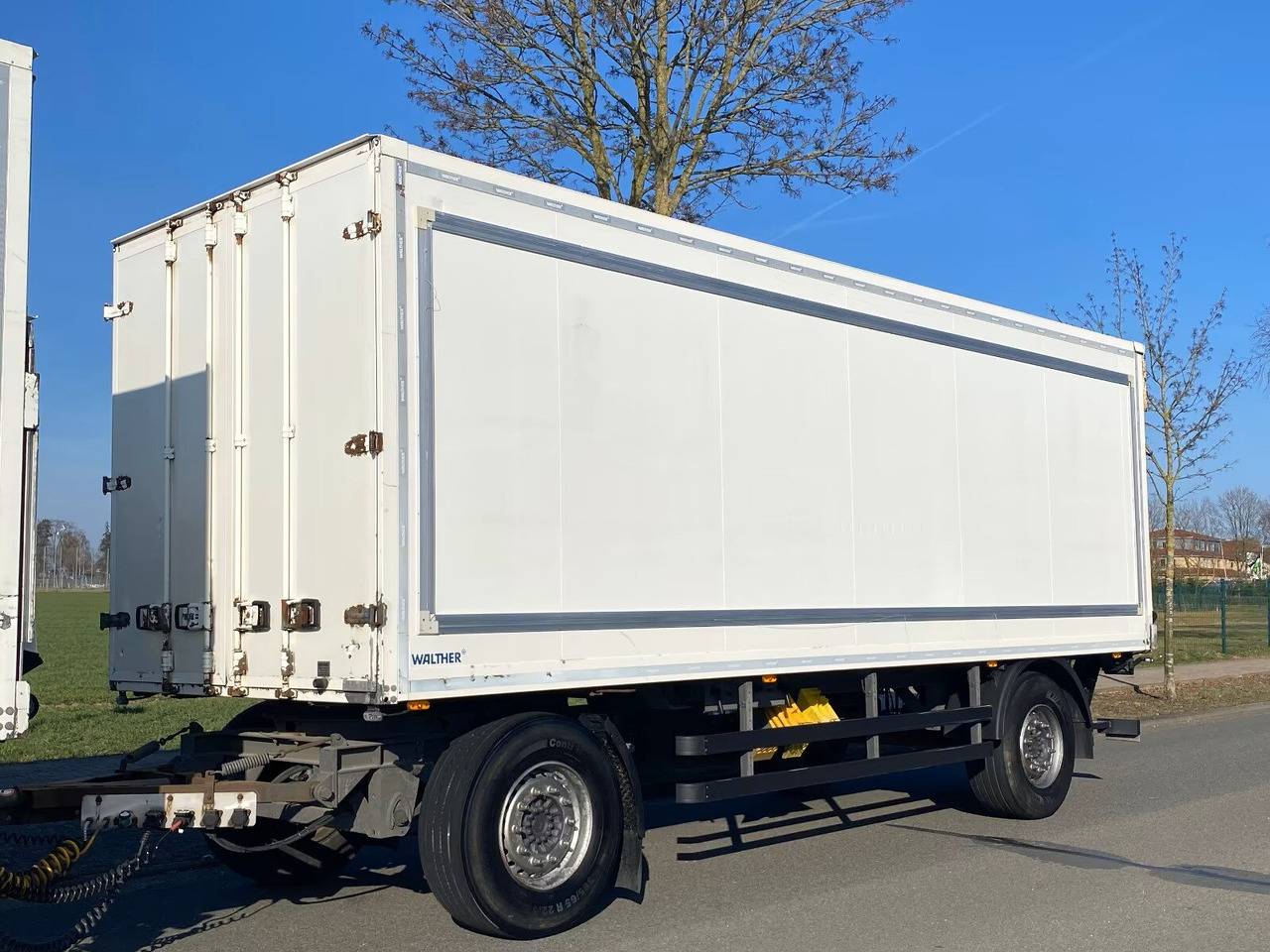 Kofferanhänger mit LBW Kofferanhänger mit LBW, Durchladesystem - Remolque caja cerrada: foto 1 Kofferanhänger mit LBW Kofferanhänger mit LBW, Durchladesystem - Remolque caja cerrada: foto 1