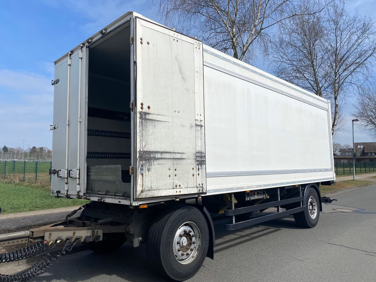 Kofferanhänger mit LBW Kofferanhänger mit LBW, Durchladesystem - Remolque caja cerrada: foto 3 Kofferanhänger mit LBW Kofferanhänger mit LBW, Durchladesystem - Remolque caja cerrada: foto 3