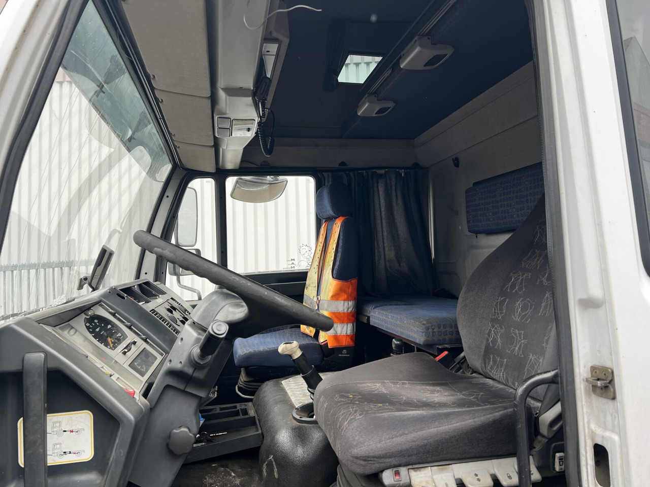 MAN LE 14.280 4x2 L LE 14.280 4x2 L, Maschinentransporter, 2x AHK - Camión caja abierta: foto 4 MAN LE 14.280 4x2 L LE 14.280 4x2 L, Maschinentransporter, 2x AHK - Camión caja abierta: foto 4