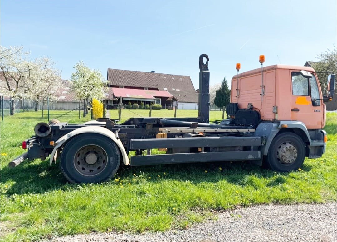 MAN LE 18.280 4x2 LL LE 18.280 4x2 LL, 6-Zylinder, Winterdienstausstattung - Camión multibasculante: foto 4 MAN LE 18.280 4x2 LL LE 18.280 4x2 LL, 6-Zylinder, Winterdienstausstattung - Camión multibasculante: foto 4