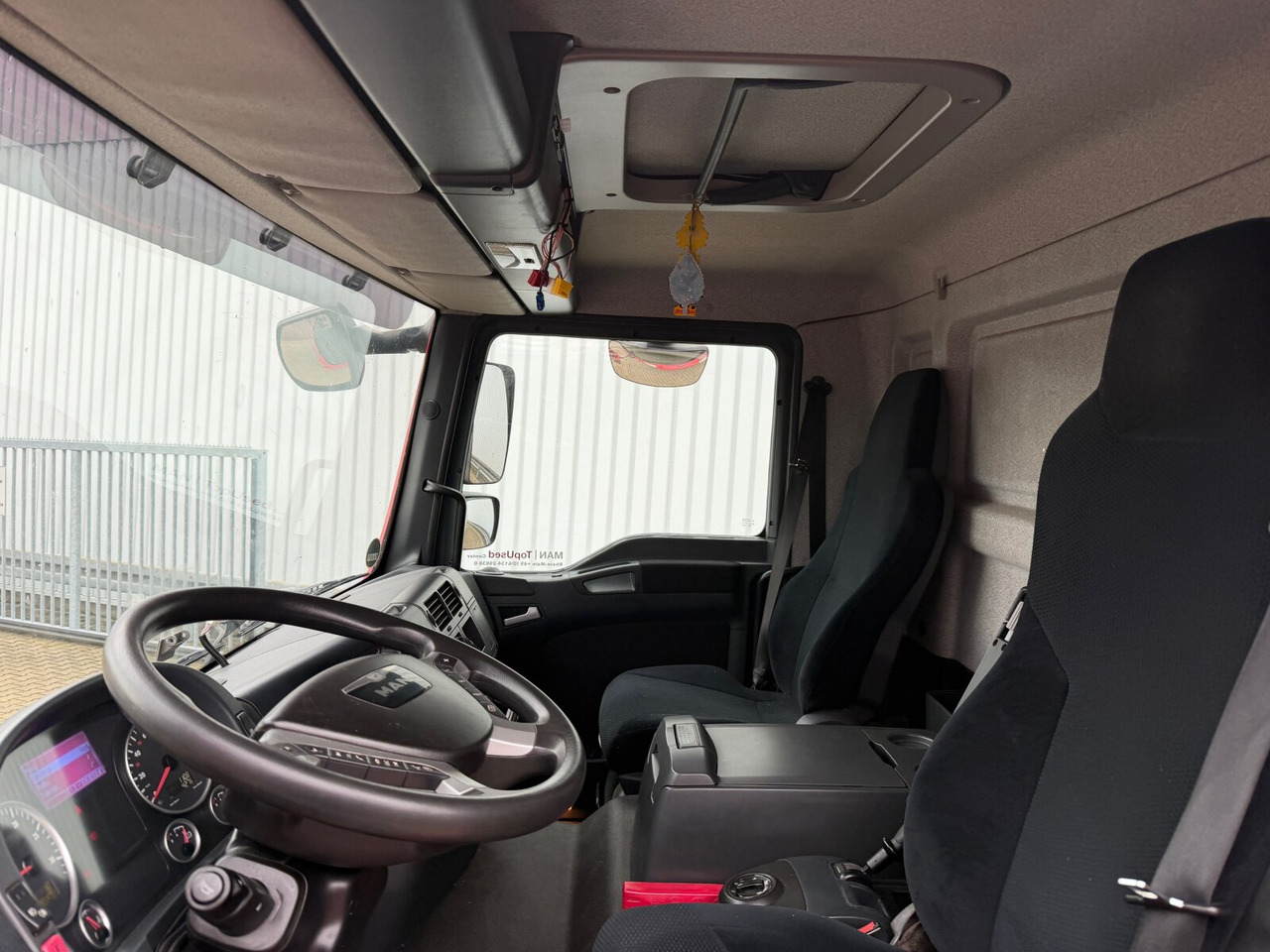 MAN TGM 22.290 6x2-4 LL TGM 22.290 6x2-4 LL, EEV, Lenkachse, 2x AHK, Getränkekoffer, LBW MBB - Camión caja cerrada: foto 5 MAN TGM 22.290 6x2-4 LL TGM 22.290 6x2-4 LL, EEV, Lenkachse, 2x AHK, Getränkekoffer, LBW MBB - Camión caja cerrada: foto 5