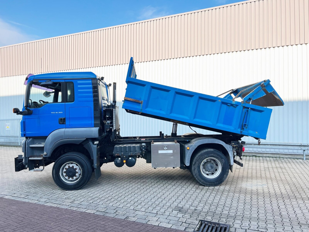 MAN TGS 18.360 4X4 BL TGS 18.360 4X4 BL, Hinterkipper, hydr. Heckklappe, Winterdienstausstattung - Camión volquete: foto 3 MAN TGS 18.360 4X4 BL TGS 18.360 4X4 BL, Hinterkipper, hydr. Heckklappe, Winterdienstausstattung - Camión volquete: foto 3
