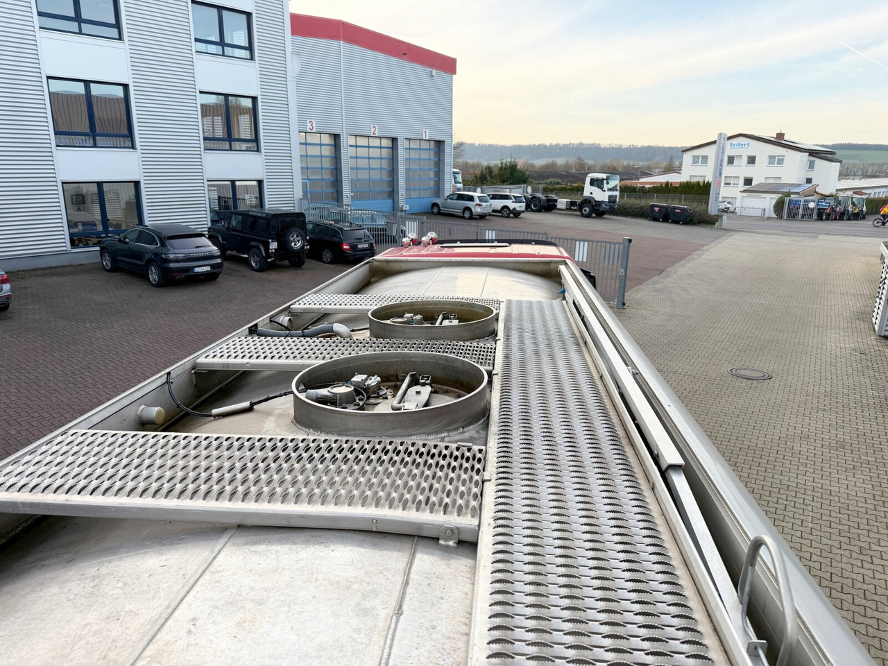 MAN TGS 26.400 6x2-4 LL TGS 26.400 6x2-4 LL, Lenk-/Lift, Navi, ADR, Esterer Tank ca. 19270l, 2 Kammern, Funk - Camión cisterna: foto 4 MAN TGS 26.400 6x2-4 LL TGS 26.400 6x2-4 LL, Lenk-/Lift, Navi, ADR, Esterer Tank ca. 19270l, 2 Kammern, Funk - Camión cisterna: foto 4