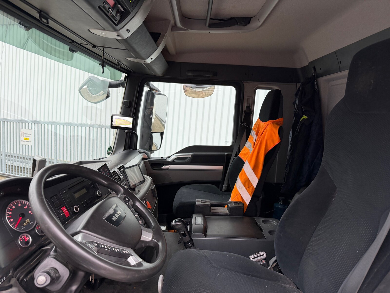 MAN TGS 26.440 6x2-4 BL TGS 26.440 6x2-4 BL, Lenk-/Liftachse, ADR, Esterer Tank ca. 20.340l, 3 Kammern - Camión cisterna: foto 4 MAN TGS 26.440 6x2-4 BL TGS 26.440 6x2-4 BL, Lenk-/Liftachse, ADR, Esterer Tank ca. 20.340l, 3 Kammern - Camión cisterna: foto 4