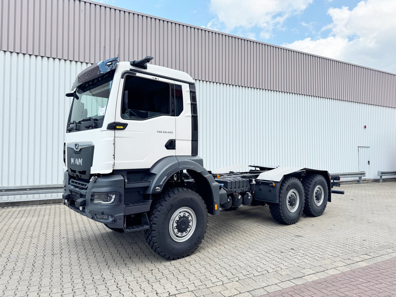 MAN TGS 26.520 6x6 BB TGS 26.520 6x6 BB, PriTarder, Navi, Optiview, Einzelbereifung - Camión chasis: foto 1 MAN TGS 26.520 6x6 BB TGS 26.520 6x6 BB, PriTarder, Navi, Optiview, Einzelbereifung - Camión chasis: foto 1