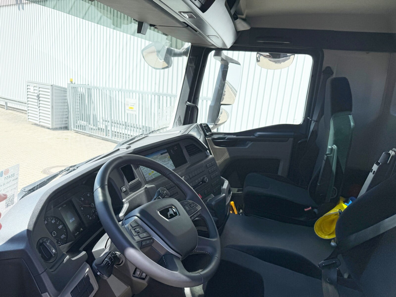 MAN TGS 35.470 8x4-4 BL TGS 35.470 8x4-4 BL, Lenk-/Liftachse, Navi, Motorabtrieb - Camión multibasculante: foto 2 MAN TGS 35.470 8x4-4 BL TGS 35.470 8x4-4 BL, Lenk-/Liftachse, Navi, Motorabtrieb - Camión multibasculante: foto 2