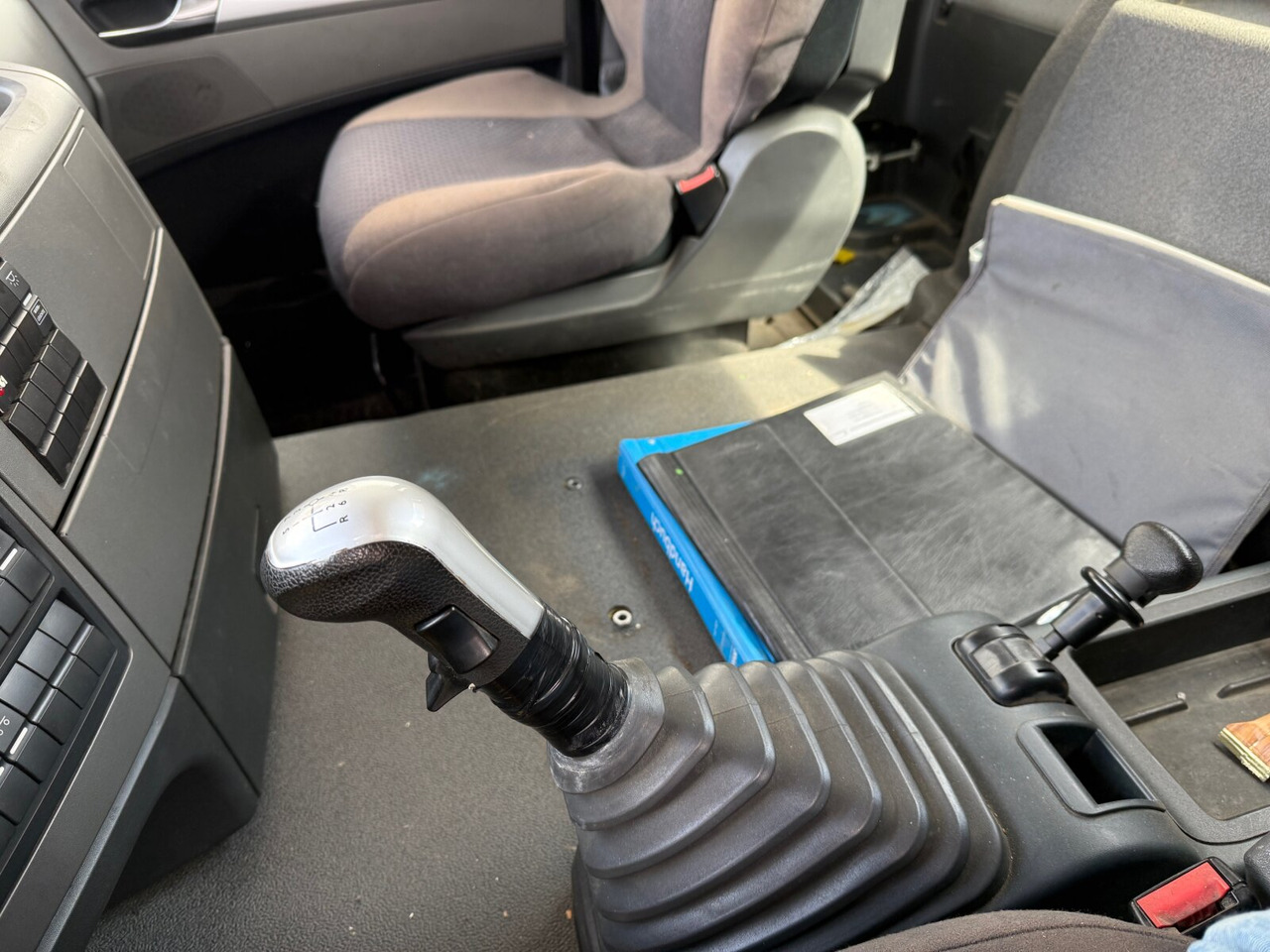 MAN TGS 35.480 8x4 BL TGS 35.480 8x4 BL, PriTarder, Navi - Camión multibasculante: foto 5 MAN TGS 35.480 8x4 BL TGS 35.480 8x4 BL, PriTarder, Navi - Camión multibasculante: foto 5