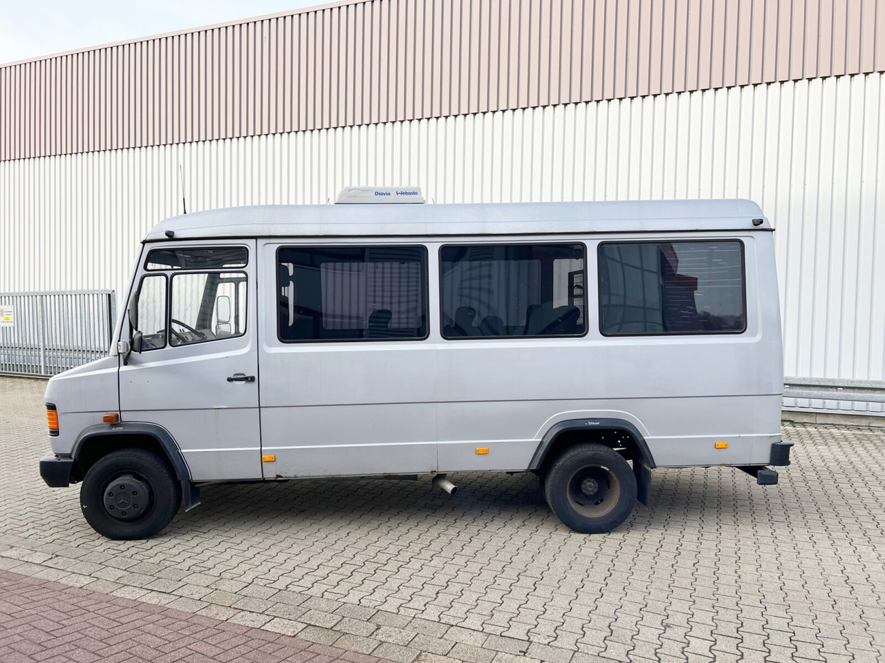 Mercedes-Benz 711 D-KA 4x2 711 D-KA 4x2, Standklima, 11-Sitze, 2 x on stock - Minibús, Furgoneta de pasajeros: foto 2 Mercedes-Benz 711 D-KA 4x2 711 D-KA 4x2, Standklima, 11-Sitze, 2 x on stock - Minibús, Furgoneta de pasajeros: foto 2