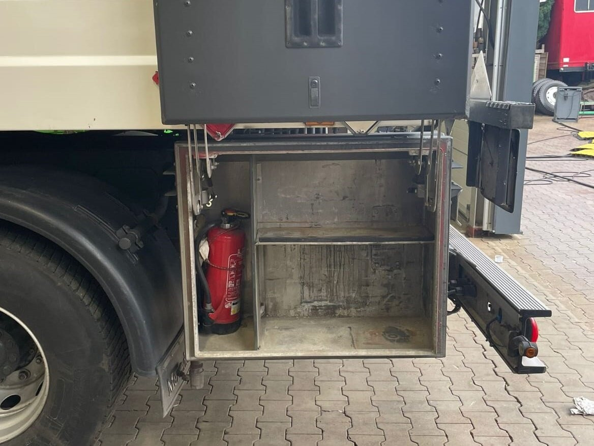 Mercedes-Benz Actros 1844 L 4x2 Actros 1844 L 4x2, Tank 14.250l - Camión cisterna: foto 4 Mercedes-Benz Actros 1844 L 4x2 Actros 1844 L 4x2, Tank 14.250l - Camión cisterna: foto 4