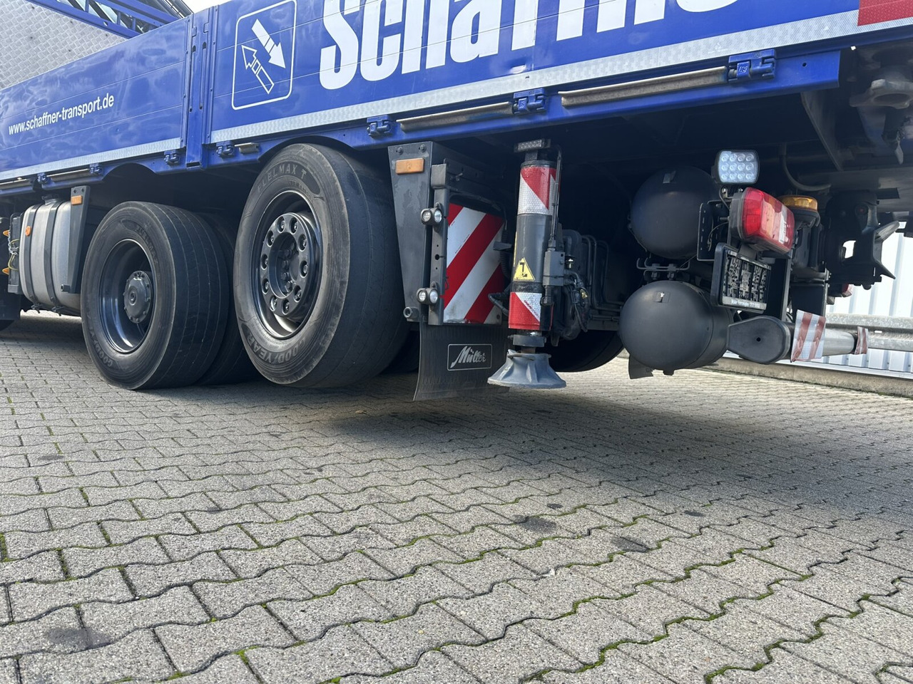 Mercedes-Benz Arocs 3245 L 8x2/6 Arocs 3245 L 8x2/6, Kran Fassi F 545 RA 2.26 XE, Jib, Funk, 29,7 m - 400 kg - Camión grúa, Camión caja abierta: foto 4 Mercedes-Benz Arocs 3245 L 8x2/6 Arocs 3245 L 8x2/6, Kran Fassi F 545 RA 2.26 XE, Jib, Funk, 29,7 m - 400 kg - Camión grúa, Camión caja abierta: foto 4