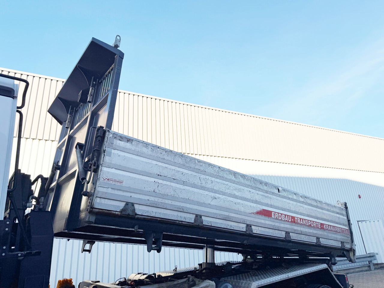 Mercedes-Benz Arocs 3351 AK 6x6 Arocs 3351 AK 6x6, Retarder, Grounder, Motorabtrieb, pneum. Heckklappenöffnung - Camión volquete: foto 2 Mercedes-Benz Arocs 3351 AK 6x6 Arocs 3351 AK 6x6, Retarder, Grounder, Motorabtrieb, pneum. Heckklappenöffnung - Camión volquete: foto 2