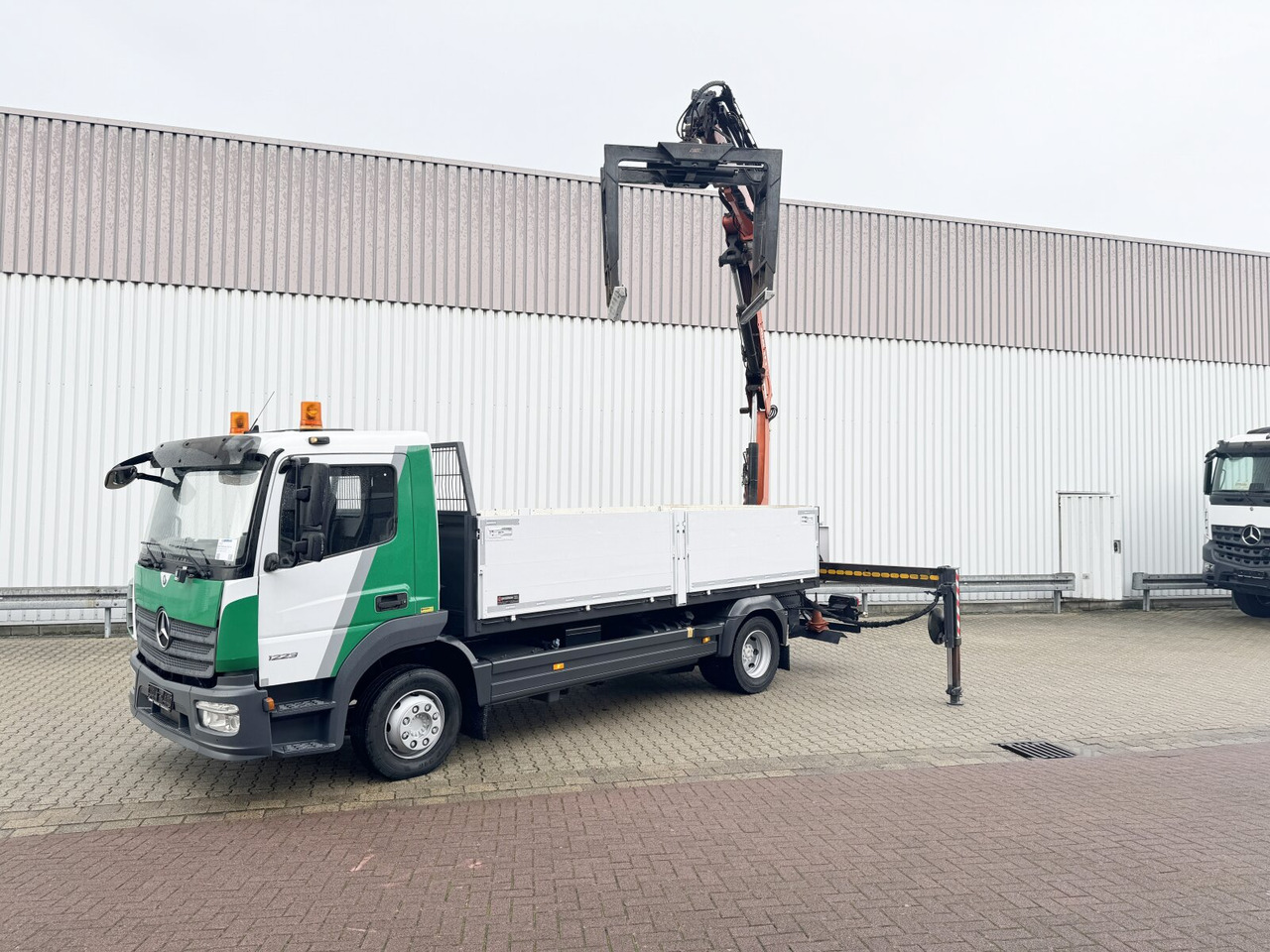 Mercedes-Benz Atego 1223 L 4x2 Atego 1223 L 4x2 mit Heckkran Atlas 88.3-A2L, Funk - Camión grúa, Camión caja abierta: foto 1 Mercedes-Benz Atego 1223 L 4x2 Atego 1223 L 4x2 mit Heckkran Atlas 88.3-A2L, Funk - Camión grúa, Camión caja abierta: foto 1