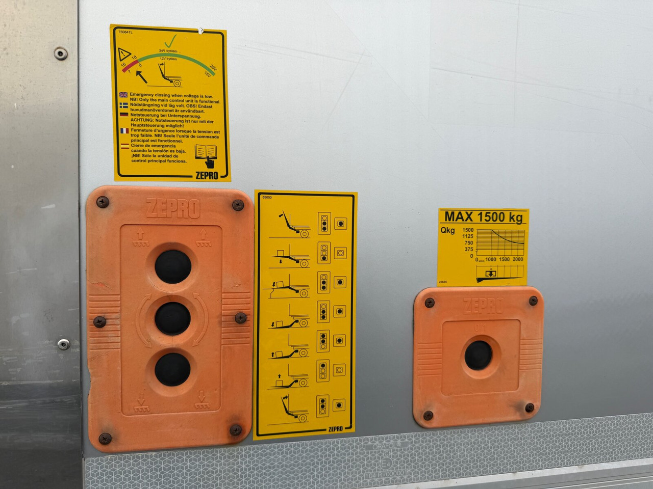 Mercedes-Benz Atego 1330 4x4 Atego 1330 4x4, Iso-Koffer mit Heizung, LBW - Camión caja cerrada: foto 5 Mercedes-Benz Atego 1330 4x4 Atego 1330 4x4, Iso-Koffer mit Heizung, LBW - Camión caja cerrada: foto 5